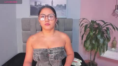 Snapshot of janna_lopezz chatting on 11-19-25, 10:59 Janna online show from 11-19-25, 10:59