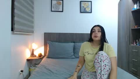 Snapshot of jazmin_dharius chatting on 04-12-26, 02:38 Jazmin and Scarlett online show from 04-12-26, 02:38