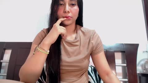 Snapshot of jazmin_miler chatting on 05-06-26, 11:54 Luna Sofa online show from 05-06-26, 11:54