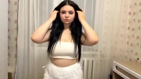 Snapshot of jeannaglanzer chatting on 06-19-26, 08:23 Alisa online show from 06-19-26, 08:23