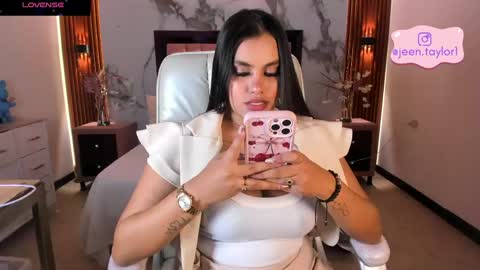 Jeen Taylor online show from 04-25-26, 08:17