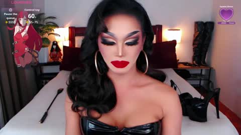 Snapshot of jenifers_body chatting on 06-06-26, 08:13 Queen Jenifer online show from 06-06-26, 08:13