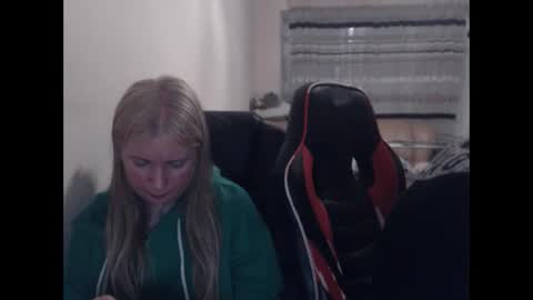 JenisAndPeter online show from 04-21-26, 05:28