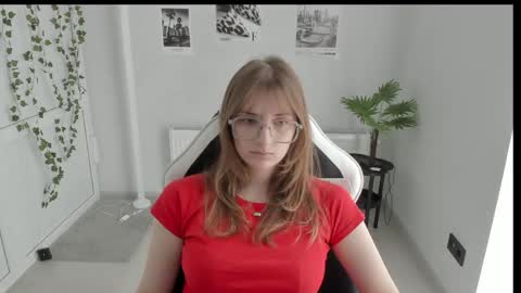 Snapshot of jenniestar chatting on 05-20-26, 12:00 Karla online show from 05-20-26, 12:00