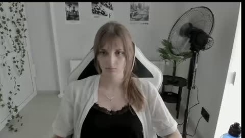 Snapshot of jenniestar chatting on 06-10-26, 12:37 Karla online show from 06-10-26, 12:37