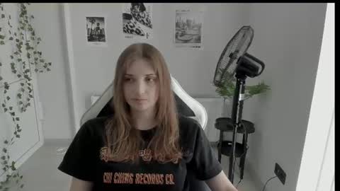 Snapshot of jenniestar chatting on 06-18-26, 12:20 Karla online show from 06-18-26, 12:20