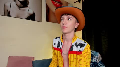 Snapshot of jeremy_salvatore_ chatting on 01-15-25, 06:01 jero independent model online show from 01-15-25, 06:01