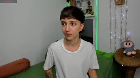 Snapshot of jeremy_salvatore_ chatting on 12-18-25, 01:22 jero independent model online show from 12-18-25, 01:22