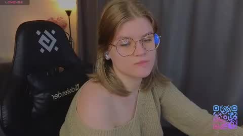 Snapshot of jess0e9 chatting on 06-13-26, 02:04 JessieVibes online show from 06-13-26, 02:04