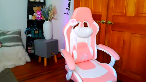 Snapshot of jessabelle_diamond chatting on 06-17-26, 01:12 Jessabelle Diamond online show from 06-17-26, 01:12