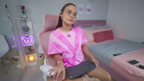 Snapshot of jessica_tom_ chatting on 06-29-26, 05:13 Jessica online show from 06-29-26, 05:13