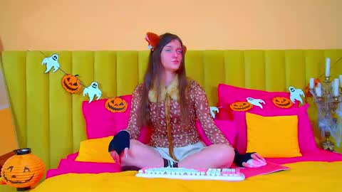 Snapshot of jessicajewells45 chatting on 10-28-25, 07:01 Jessica online show from 10-28-25, 07:01