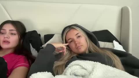 Snapshot of jessicaparkerrr chatting on 10-14-25, 03:35 Jessica Parker online show from 10-14-25, 03:35