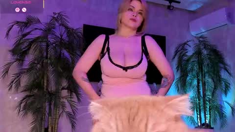 Snapshot of jessiccaburns chatting on 06-11-26, 12:19 Gloria online show from 06-11-26, 12:19