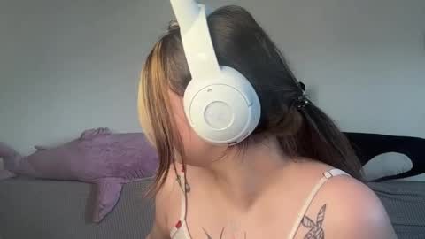 Snapshot of jessluck_1 chatting on 06-10-26, 08:35 jessluck_1 online show from 06-10-26, 08:35