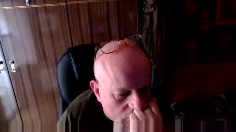 Snapshot of jgs54 chatting on 06-11-26, 10:35 jgs54 online show from 06-11-26, 10:35