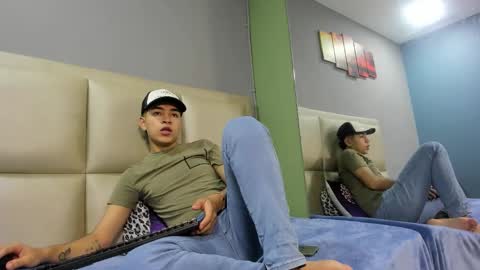 Snapshot of jhonny_saenz chatting on 10-20-25, 01:22 Jhonny online show from 10-20-25, 01:22