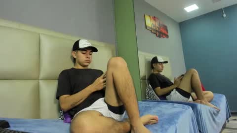 Snapshot of jhonny_saenz chatting on 10-23-25, 01:43 Jhonny online show from 10-23-25, 01:43