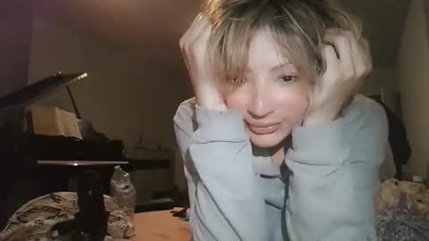 Snapshot of jhopeftw chatting on 10-08-25, 12:19 Anya online show from 10-08-25, 12:19