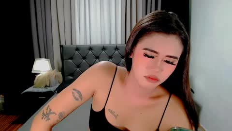 Snapshot of jhuliana_and_charles_room chatting on 04-21-26, 01:53 jhuliana_and_charles_room online show from 04-21-26, 01:53