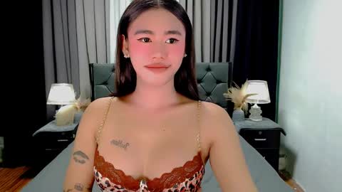 Snapshot of jhuliana_and_charles_room chatting on 05-19-26, 11:33 jhuliana_and_charles_room online show from 05-19-26, 11:33