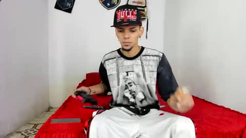 Snapshot of johan_and_antonella chatting on 02-05-25, 11:17 johan_and_antonella online show from 02-05-25, 11:17