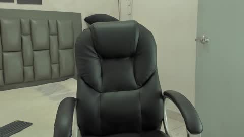 Snapshot of johan_miller1 chatting on 12-04-25, 11:08 johan online show from 12-04-25, 11:08