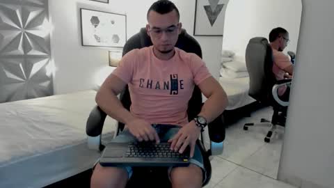 Snapshot of johan_miller1 chatting on 12-15-25, 01:54 johan online show from 12-15-25, 01:54