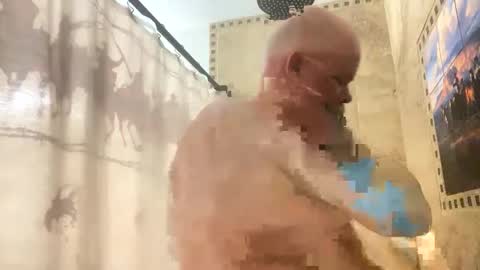 Snapshot of john40a chatting on 09-19-25, 02:24 John online show from 09-19-25, 02:24