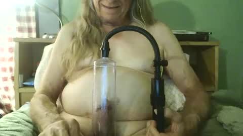 Snapshot of johnnieq1971 chatting on 05-29-26, 01:36 johnnieq1971 online show from 05-29-26, 01:36
