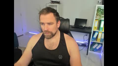 johnnydough82 online show from 12-04-25, 08:23