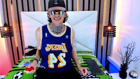 Snapshot of johnsonisaac94_ chatting on 03-05-25, 05:18 johnsonisaac94  online show from 03-05-25, 05:18