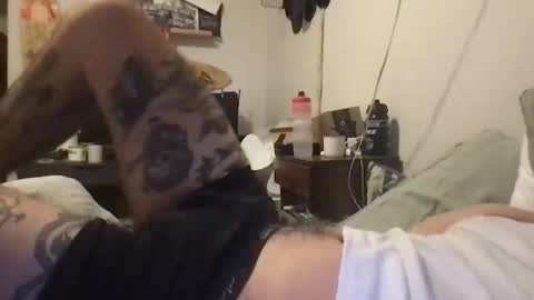 Snapshot of johntizzz chatting on 12-22-25, 01:35 johntizzz online show from 12-22-25, 01:35