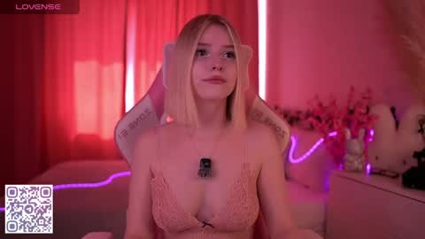 Snapshot of joicequeen chatting on 05-18-26, 06:41 Paula online show from 05-18-26, 06:41