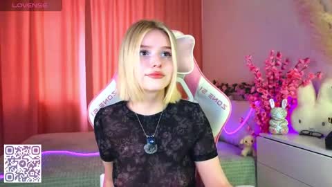Snapshot of joicequeen chatting on 06-07-26, 02:59 Paula online show from 06-07-26, 02:59