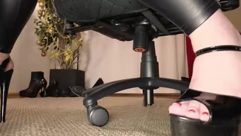 Snapshot of jolieorchid chatting on 01-14-26, 12:33 MISTRESS Jolie online show from 01-14-26, 12:33