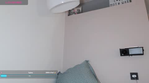 Snapshot of jolieroseeparis chatting on 11-14-25, 06:17 Rose online show from 11-14-25, 06:17