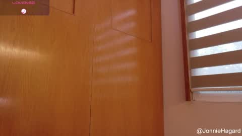Snapshot of jonniehagard chatting on 04-07-26, 11:37 Jonnie Hagard online show from 04-07-26, 11:37