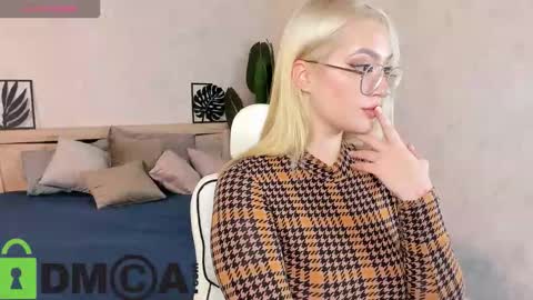 Snapshot of joyfuljasmine chatting on 10-15-25, 09:53 Vickie online show from 10-15-25, 09:53