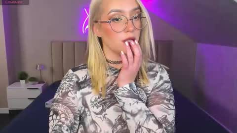 Snapshot of joyfuljasmine chatting on 10-16-25, 10:05 Vickie online show from 10-16-25, 10:05