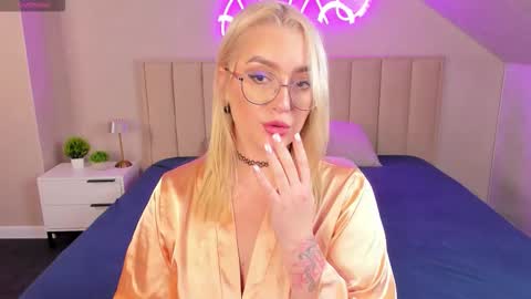 Snapshot of joyfuljasmine chatting on 10-17-25, 09:12 Vickie online show from 10-17-25, 09:12