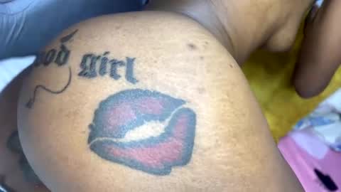 Snapshot of joyslim1 chatting on 02-21-25, 01:22 Butterflyass online show from 02-21-25, 01:22