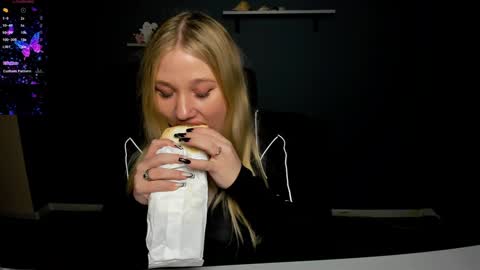 juli kisss online show from 12-20-24, 01:22