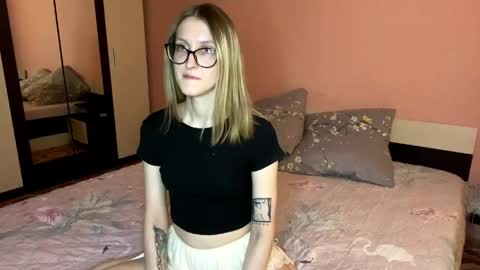 julia_charm online show from 05-18-26, 04:13