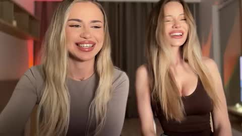 Julia R Le online show from 11-04-25, 10:42