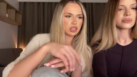 Julia R Le online show from 11-25-25, 07:58