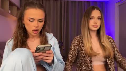 Julia R Le online show from 03-25-26, 07:42