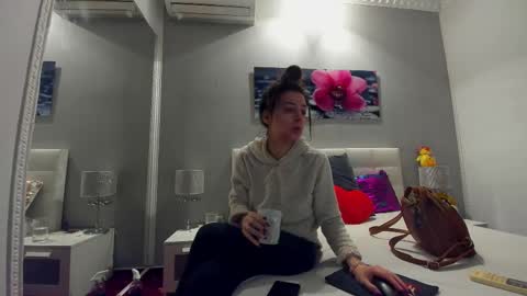 Snapshot of juliahunts chatting on 11-15-25, 10:56 JuliaHunt online show from 11-15-25, 10:56