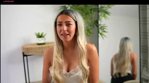 Julia online show from 04-17-26, 06:22