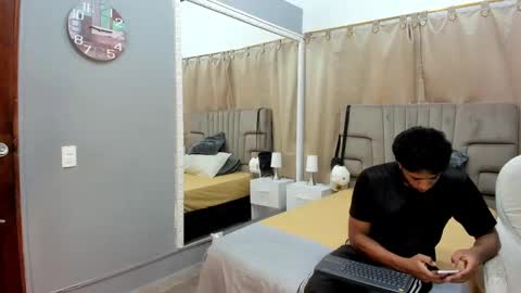 Snapshot of julian_billy chatting on 01-15-25, 02:35 julian billy online show from 01-15-25, 02:35